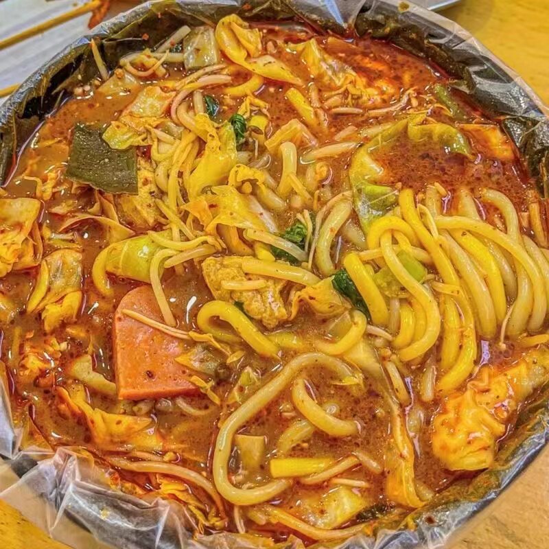 在南京这座充满烟火气的城市里,提起“麻辣烫”,不得不提的就是栖霞区的那些小摊小贩了。